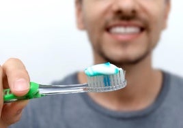 Una dentista señala el error que cometemos todos los días al lavarnos los dientes: «El hábito que más me ha costado quitar»