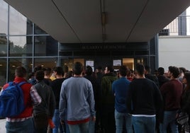 Los policías locales de Sevilla salpicados por el amaño de las oposiciones se agarran a la «seguridad ciudadana» para evitar su expulsión