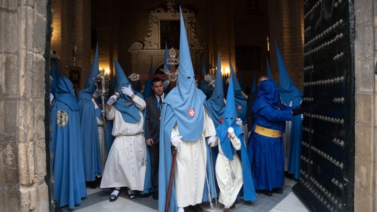 Martes Santo de la Semana Santa de Sevilla 2025, en imágenes