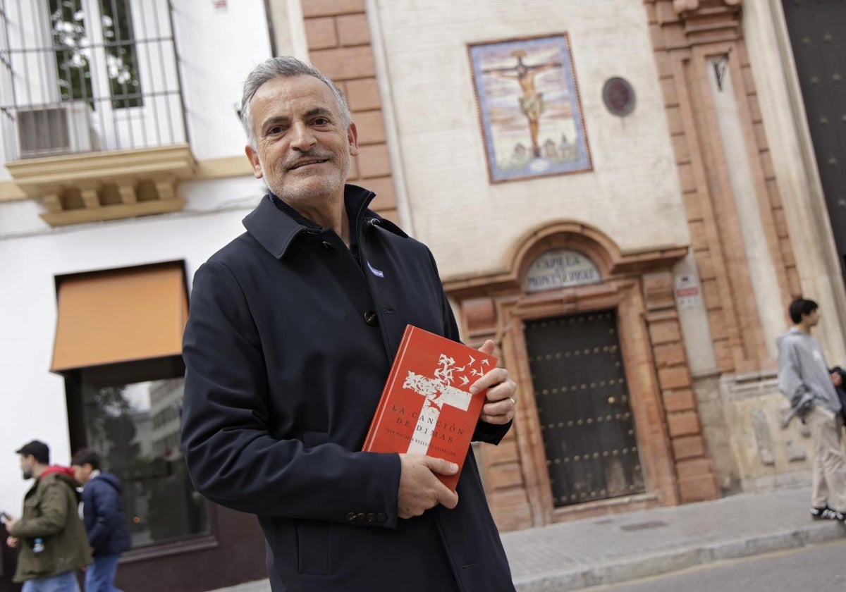 Tony Gratacós junto a la capilla de Montserrat, de donde saldrá este Viernes Santo el Cristo de la Conversión del Buen Ladrón