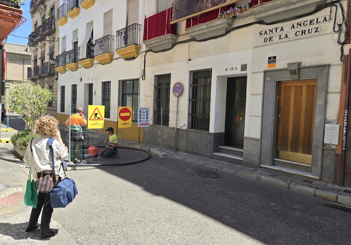 Las obras de Emasesa en la calle Santa Ángela de la Cruz arrancaron en el día de ayer