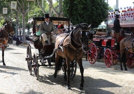 Un cochero vestido con levita y chistera conduciendo un carruaje del tipo tapicera
