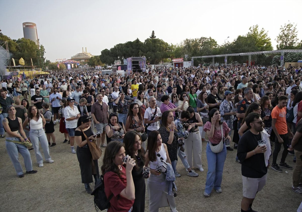 Asistentes en el Interestelar, en los jardines del CAAC en la Cartuja