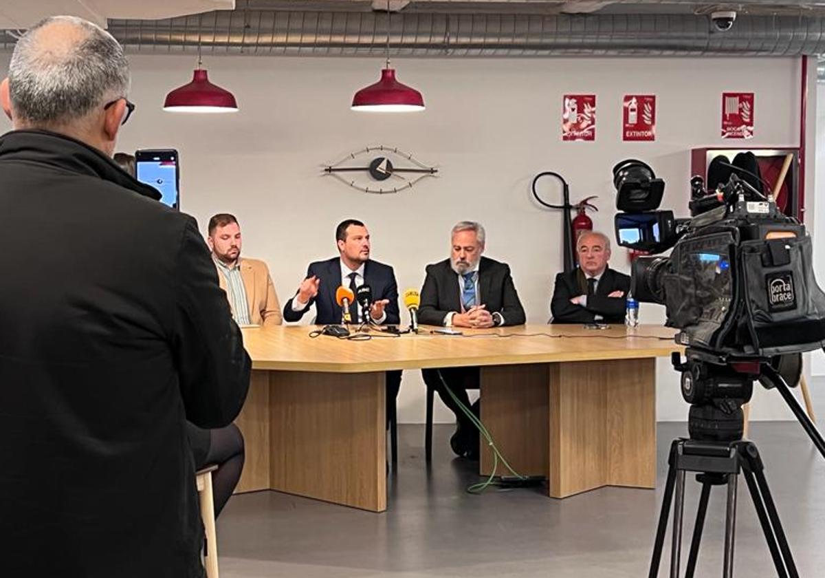 Carlos Bardavío, abogado de la asociación, interviene durante la rueda de prensa junto a Israel Flórez, presidente, y Enrique Cardona, secretario