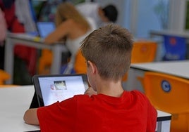 El Ministerio de Juventud no ve positiva la retirada de pantallas en colegios de Ayuso y lo califica de «medidas extremas»