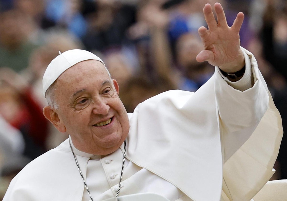 Fotografía de archivo del pasado 20 de noviembre de 2024 que muestra al papa Francisco durante una audiencia general en la Plaza de San Pedro en el Vaticano
