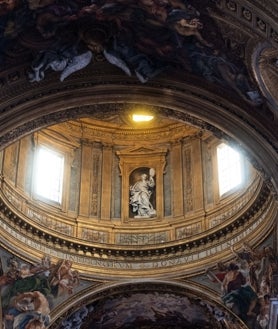 Imagen secundaria 2 - Detalles y fieles rezando en la iglesia de Gesù en Roma