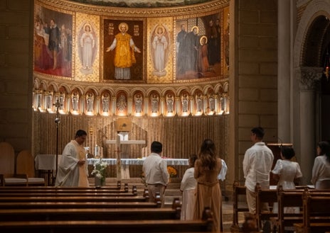 Imagen secundaria 1 - Detalles y fieles rezando en la iglesia de Gesù en Roma