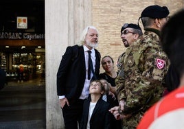 Julian Assange, fundador de Wikileaks, asiste de forma inesperada al funeral del Papa Francisco