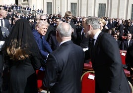 El saludo improvisado de los Reyes a Trump y Macron en una cumbre a la que no ha asistido Sánchez