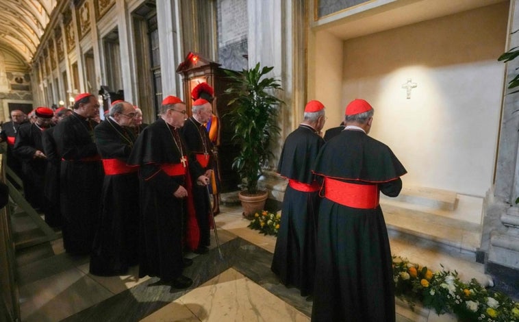 Imagen principal - Arriba, los cardenales presentan sus respetos ante la tumba del Papa; abajo, izquierda, la llegada a Santa María la Mayor; abajo, derecha, detalle de Santa María la Mayor