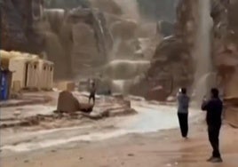 Al menos dos muertos y cerca de 2.000 turistas evacuados por las inundaciones provocadas por las fuertes lluvias en Jordania