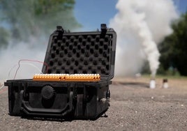 En primer término, el mecanismo electrónico que activa los cartuchos de humo, al fondo