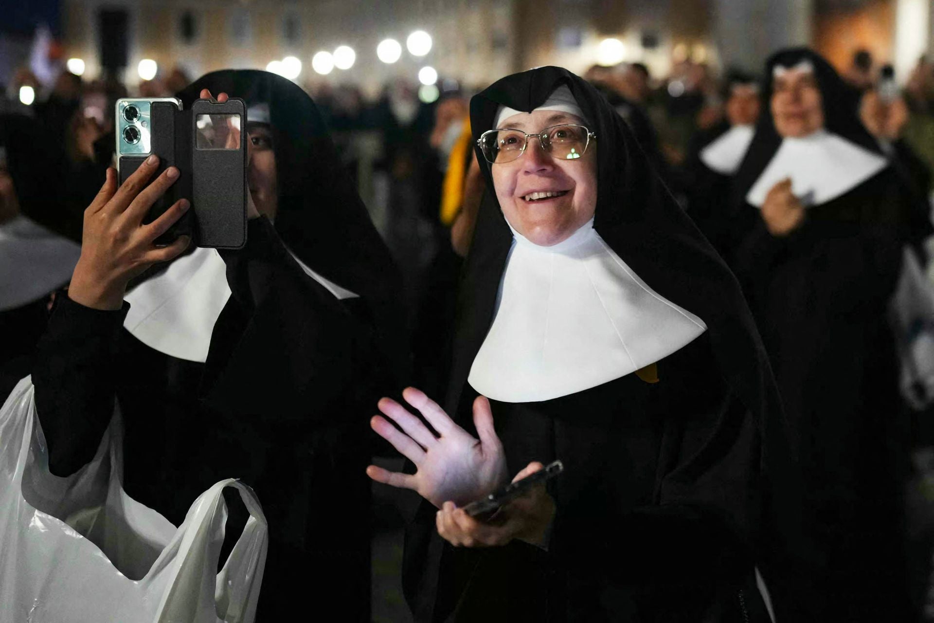 Una religiosa sonríe en la Plaza San Pedro.
