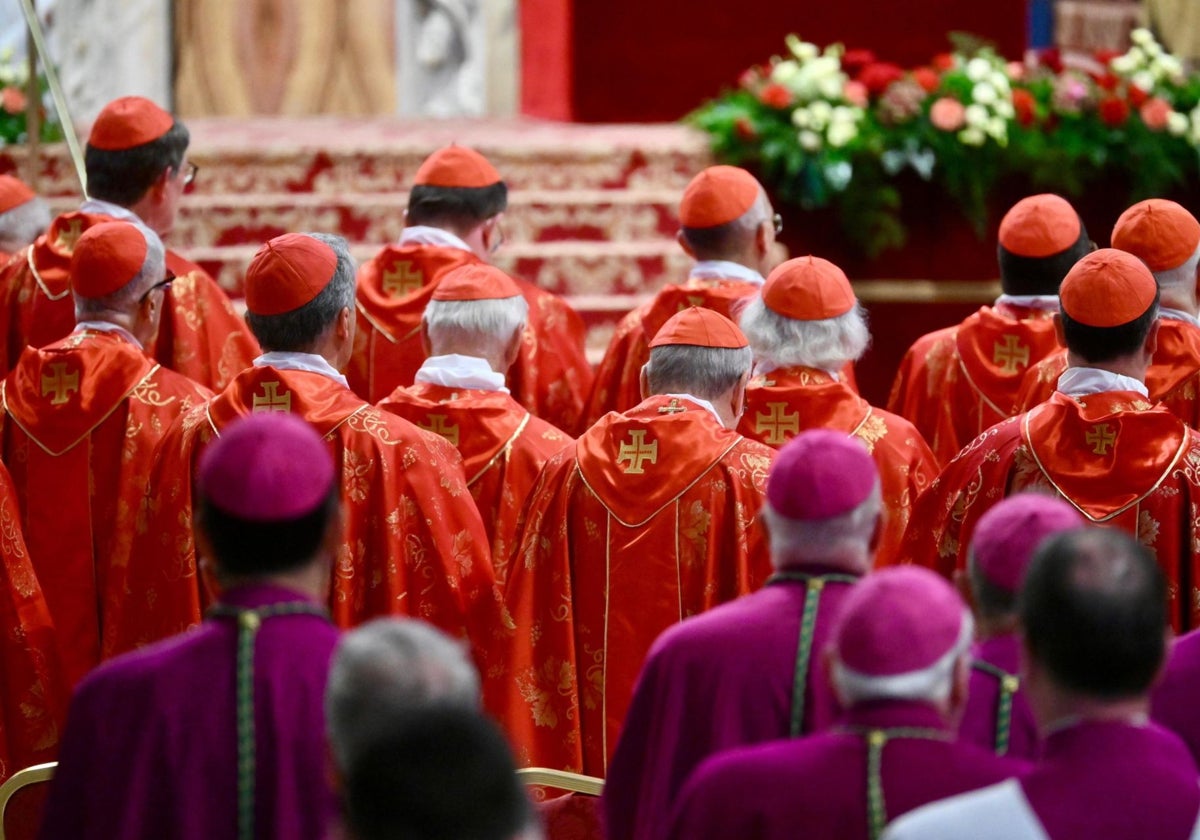 Los cardenales durante la misa celebrada este miércoles, antes del inicio del cónclave.