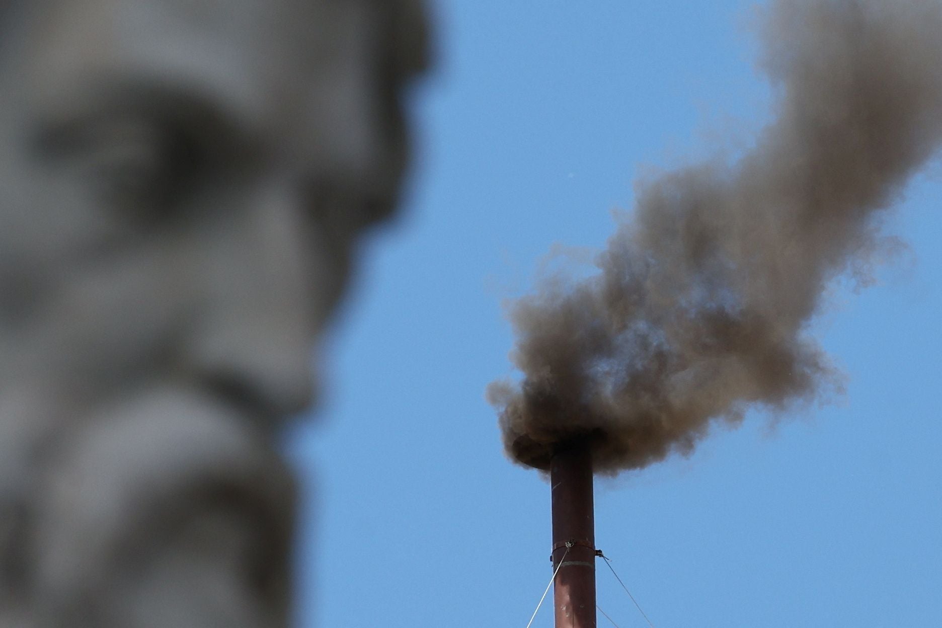 La fumata negra que sale de la chimenea de la Capilla Sixtina indica que tampoco se ha alcanzado un acuerdo sobre quién será el sucesor de Francisco.