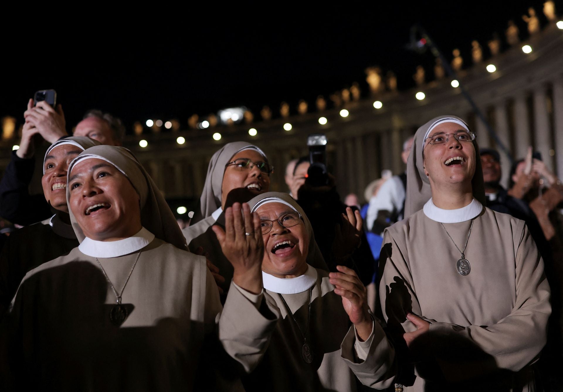 Un grupo de monjas esperan el color fumata.