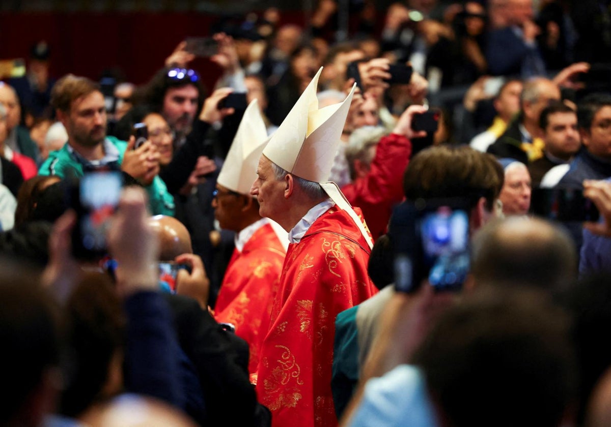 El cardenal Matteo Zuppi asiste a la misa celebrada con motivo de la elección del nuevo Papa, presidida por el decano del Colegio Cardenalicio, el cardenal Giovanni Battista Re, en la Basílica de San Pedro, en el Vaticano
