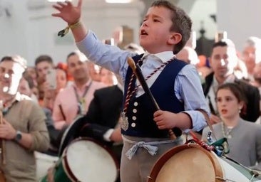 Los emotivos vivas de un niño tamborilero ante la Virgen del Rocío