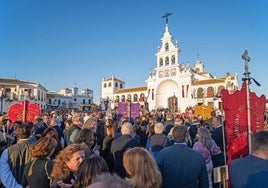 La memoria del papa Francisco protagoniza el rosario jubilar rociero en la aldea almonteña
