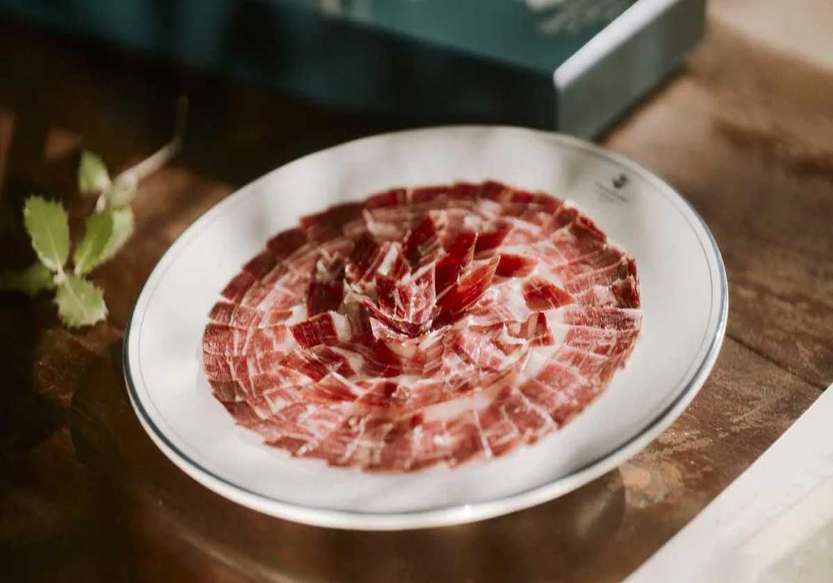 El jamón es una de las especialidades de la Sierra de Aracena que no puede faltar en los mejores bares y restaurantes