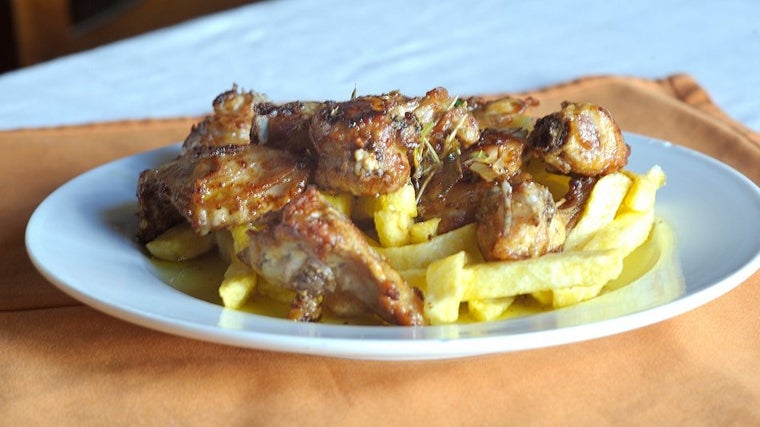 Plato de conejo a la jara servido en el Restaurante Casa El Padrino, en Alájar