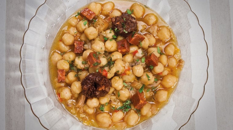 Plato de garbanzos servido en el Restaurante Arrieros, en Linares de la Sierra