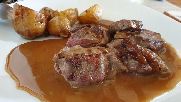 Plato de solomillo ibérico con salsa de Pedro Ximénez servido en el Mesón Las Bellotas, en Jabugo