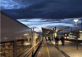 Un robo de cable afecta a miles de pasajeros de trenes con destino a Madrid como el Alvia de Huelva
