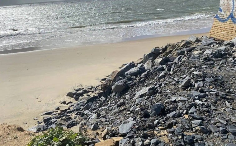 Imagen principal - El mal estado de la mayoría de los accesos ha obligado al Ayuntamiento de Punta Umbría a precintarlos