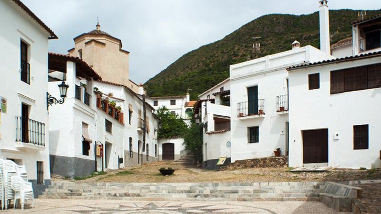 Plaza principal de Linares de la Sierra