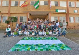 Alumnos y profesores de un colegio de Alosno confeccionan una bandera de Andalucía patchwork