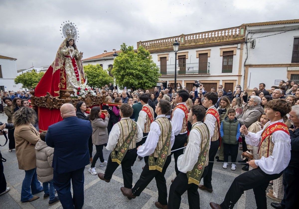 La Virgen de Albricias de El Cerro de Andévalo, con los lanzaores danzando ante ella