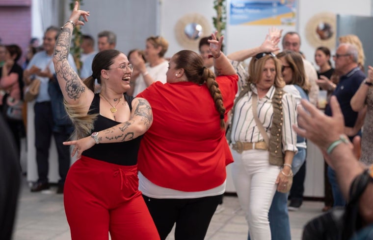 Baile por sevillanas al ritmo que marcó Manguara