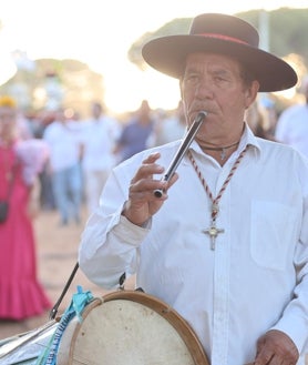 Imagen secundaria 2 - Los romeros de Punta Umbría cargan con el corazón la Santa Cruz