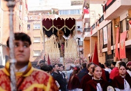 Viernes Santo: La Fe tiñe de burdeos las calles de Huelva