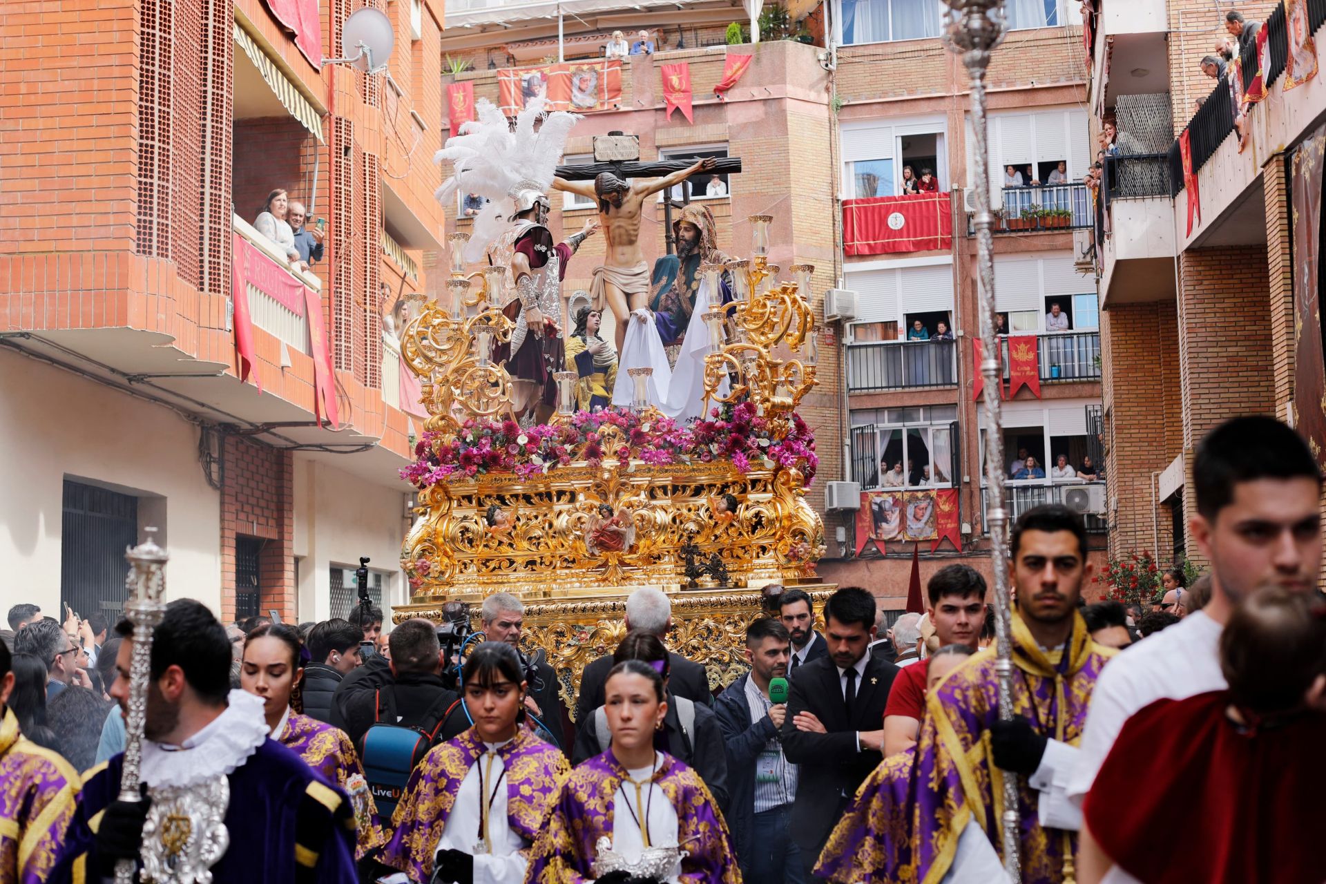 Viernes Santo: La Fe tiñe de burdeos las calles de Huelva