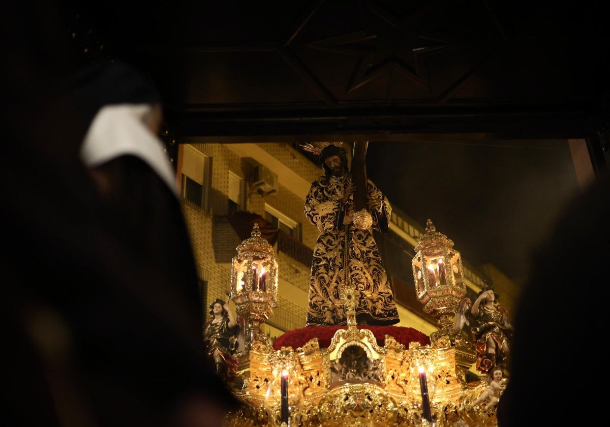 Nuestro Padre Jesús Nazareno por las calles de Huelva durante la Madrugá