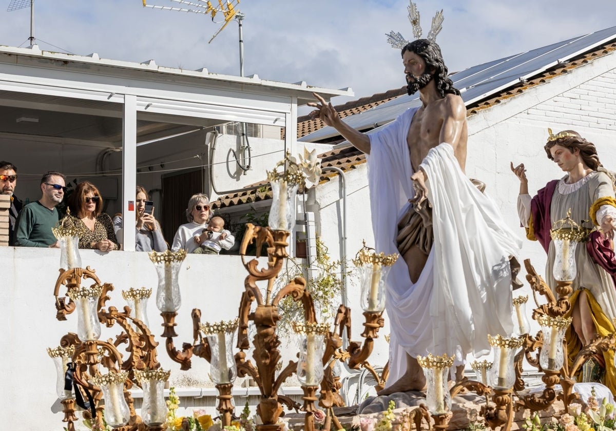 Vecinos de Verdeluz ven el paso del Resucitado desde su terraza