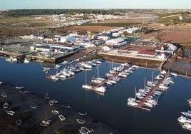 Va al Puerto del Terrón y se queda sin palabras al ver cómo se encuentra el agua: «El barco que esté atracado aquí...»