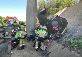 Evacuado al hospital tras estrellar su coche contra el pilar de un puente en la carretera A-483 en Bollullos