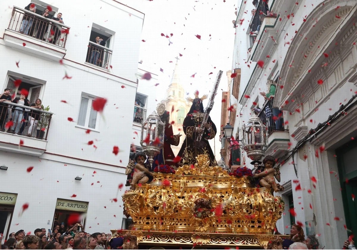 El Nazareno, por las calles del barrio de Santa María