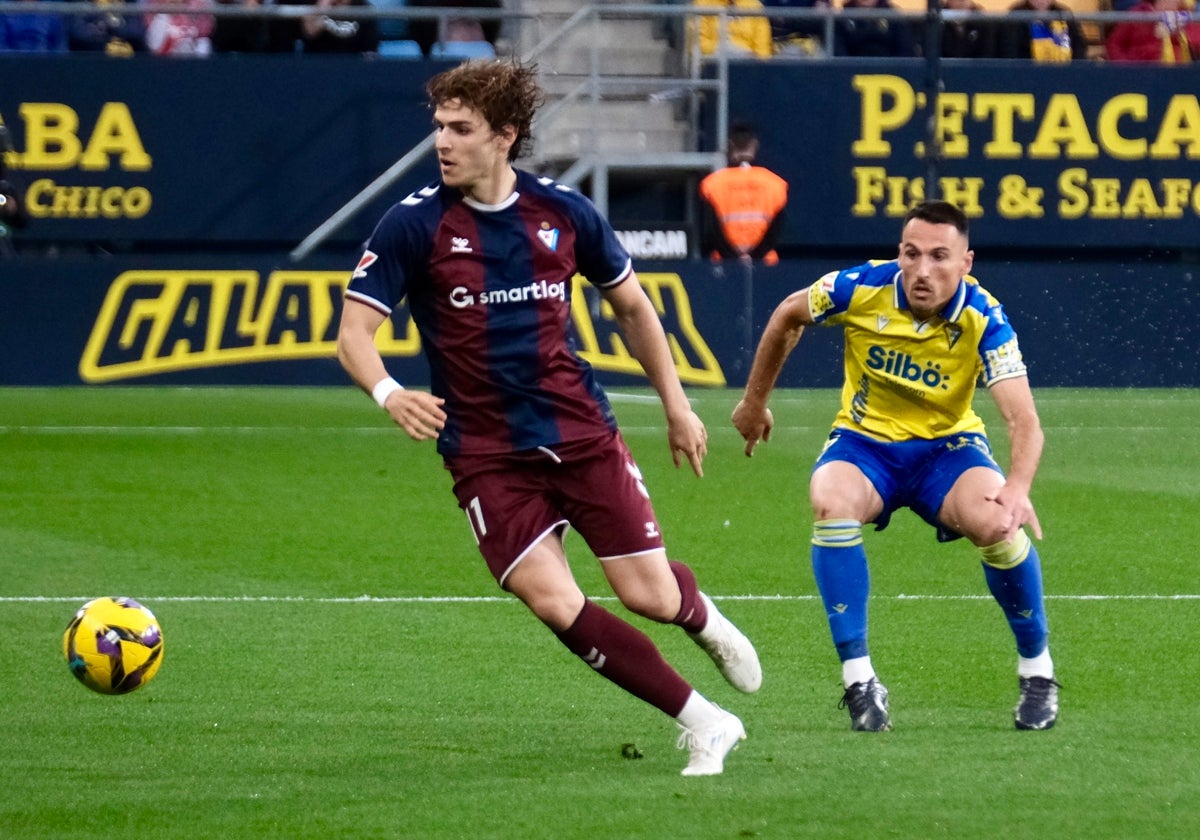 Jorge Pascual durante el último Cádiz - Eibar.