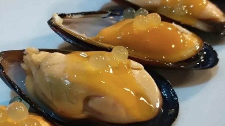 Mejillones con vinagreta de mango y caviar de lima de Tabankino Tabanco Gourmet en Jerez de la Frontera