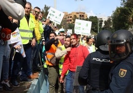 Cargas y lanzamiento de objetos a la Policía en la protesta de los agricultores antes de llegar a Algeciras
