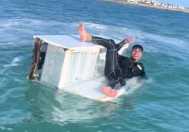 Se encuentra con una nevera flotando en el mar en Conil y decide aprovecharla: «Qué barquita se ha buscado para el verano»