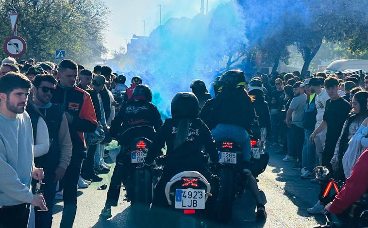 Imagen principal - Ambiente motero en la Avenida Europa, Garage Motor de los hermanos Álex y Marc Márquez y mercadillo motero