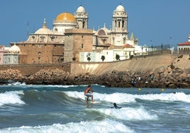 Héroes del mar: surfistas salvan decenas de vidas en la playa Santa María del Mar de Cádiz