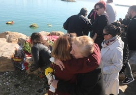 Mujeres de guardias civiles: «¡Nos duele mucho ver negociando a quienes mataron a Miguel Ángel y a David!»