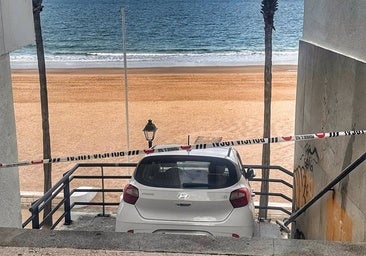 Aparatoso accidente en Rota: un conductor ebrio encaja su coche en una escalera peatonal de la playa
